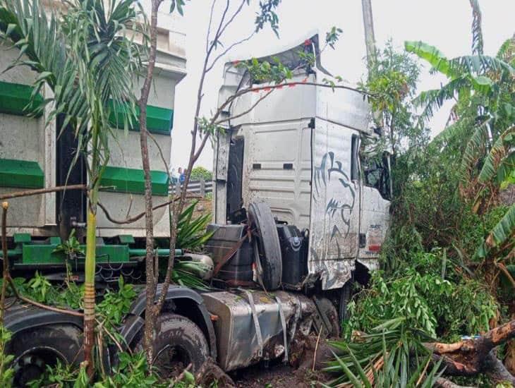 Un camión de carga pierde el control y se accidenta en Úrsulo Galván