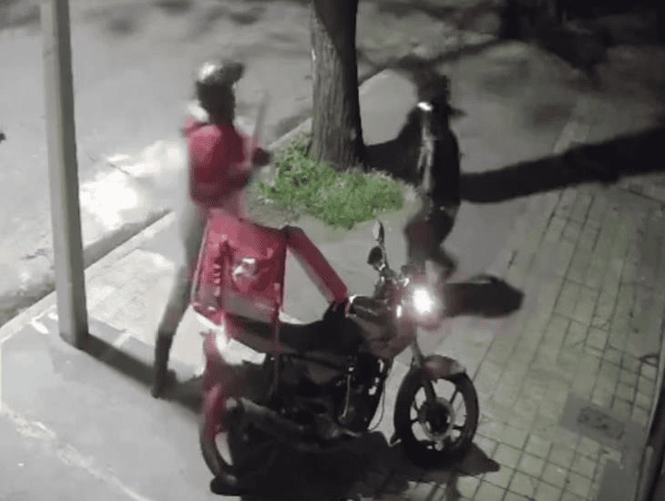 Repartidor se hace viral tras defenderse a machetazos de ladrones | VIDEO