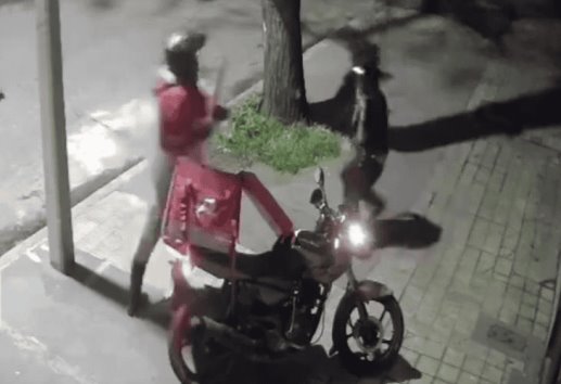 Repartidor se hace viral tras defenderse a machetazos de ladrones | VIDEO