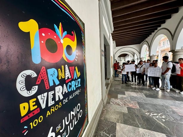 Estudiantes se manifiestan para ser integrados en Carnaval de Veracruz 2024 | VIDEO