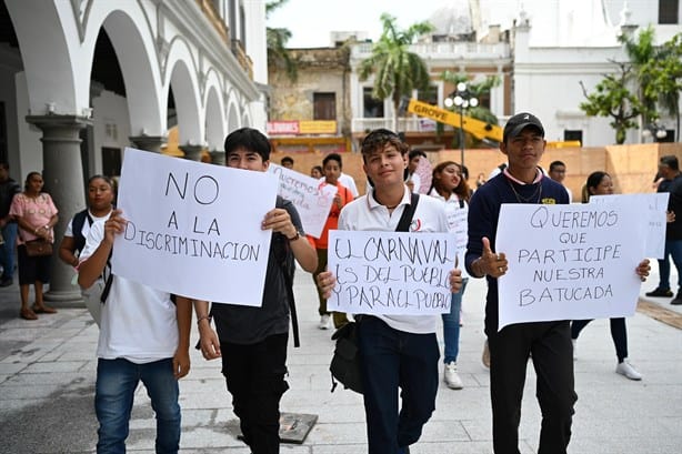 Estudiantes se manifiestan para ser integrados en Carnaval de Veracruz 2024 | VIDEO