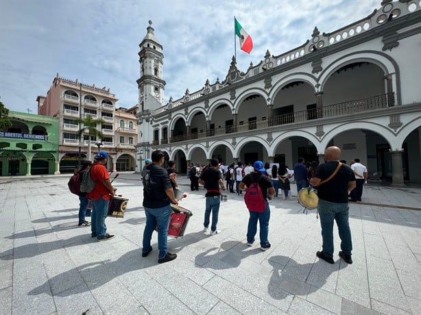 Estudiantes se manifiestan para ser integrados en Carnaval de Veracruz 2024 | VIDEO