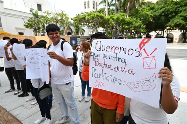 Estudiantes se manifiestan para ser integrados en Carnaval de Veracruz 2024 | VIDEO