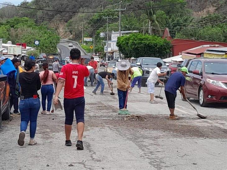 Ciudadanos se unen y limpian calles tras inundaciones en Plan del Río