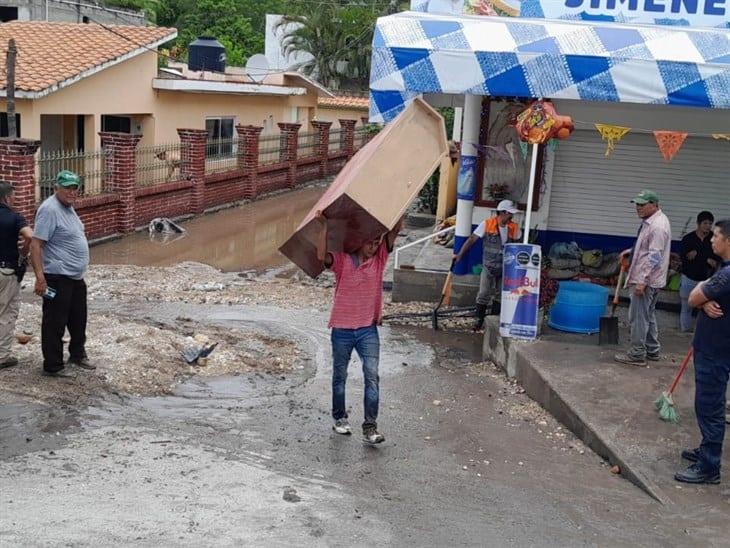 Ciudadanos se unen y limpian calles tras inundaciones en Plan del Río