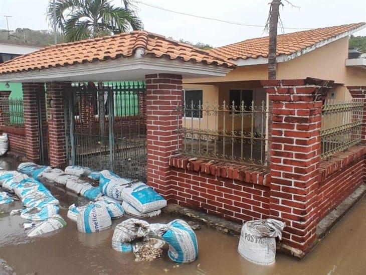 Ciudadanos se unen y limpian calles tras inundaciones en Plan del Río