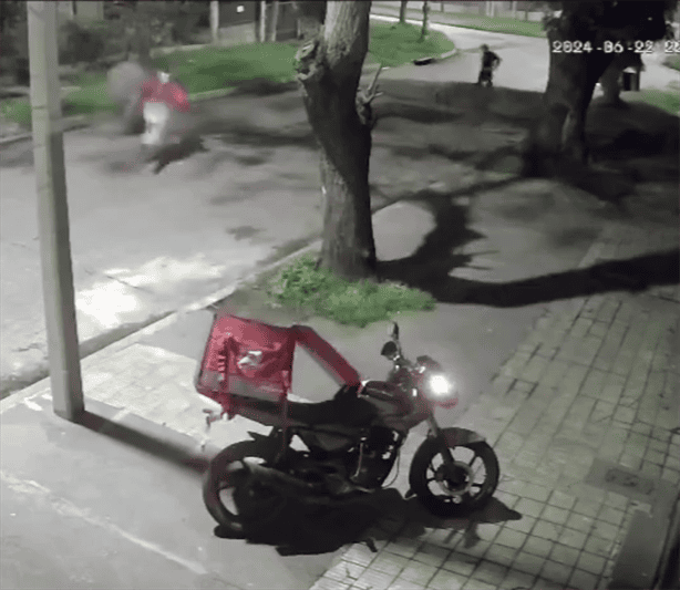 Repartidor se hace viral tras defenderse a machetazos de ladrones | VIDEO