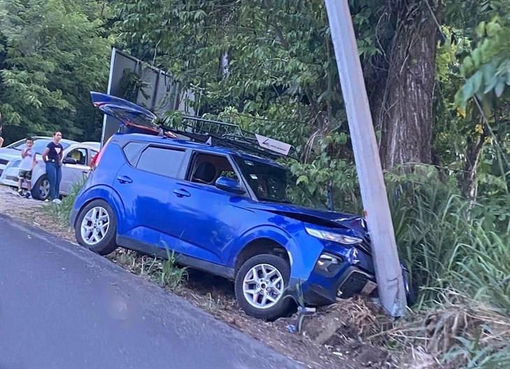 Auto contra poste en la carretera Misantla-Martínez