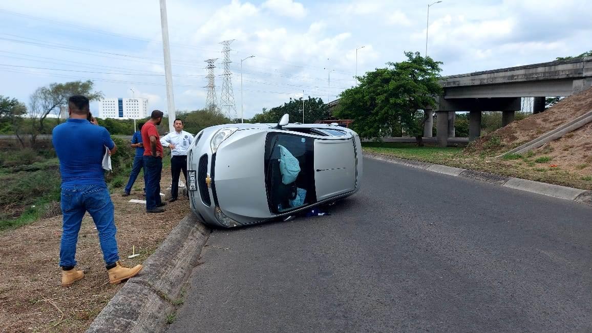 Vuelca auto por evitar caer en registro en mal estado en Nuevo Veracruz