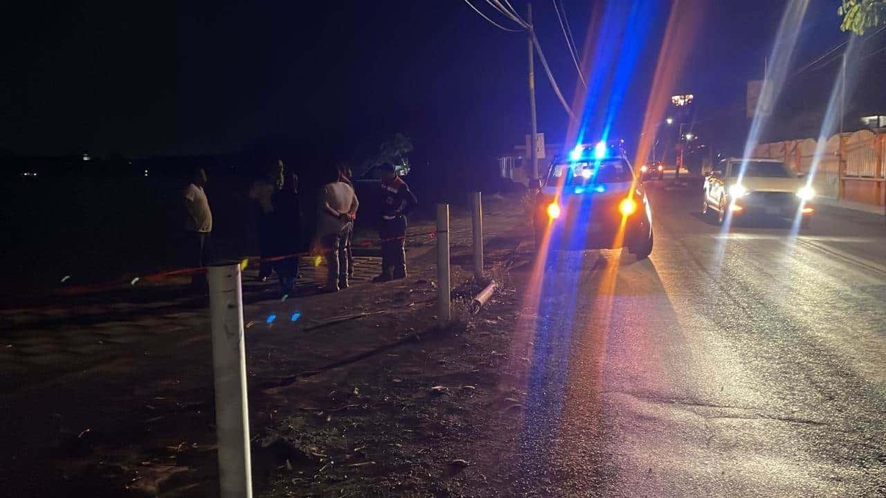 Auto cae a río Jamapa; conductora baja para atender llamada y olvida poner el freno de mano