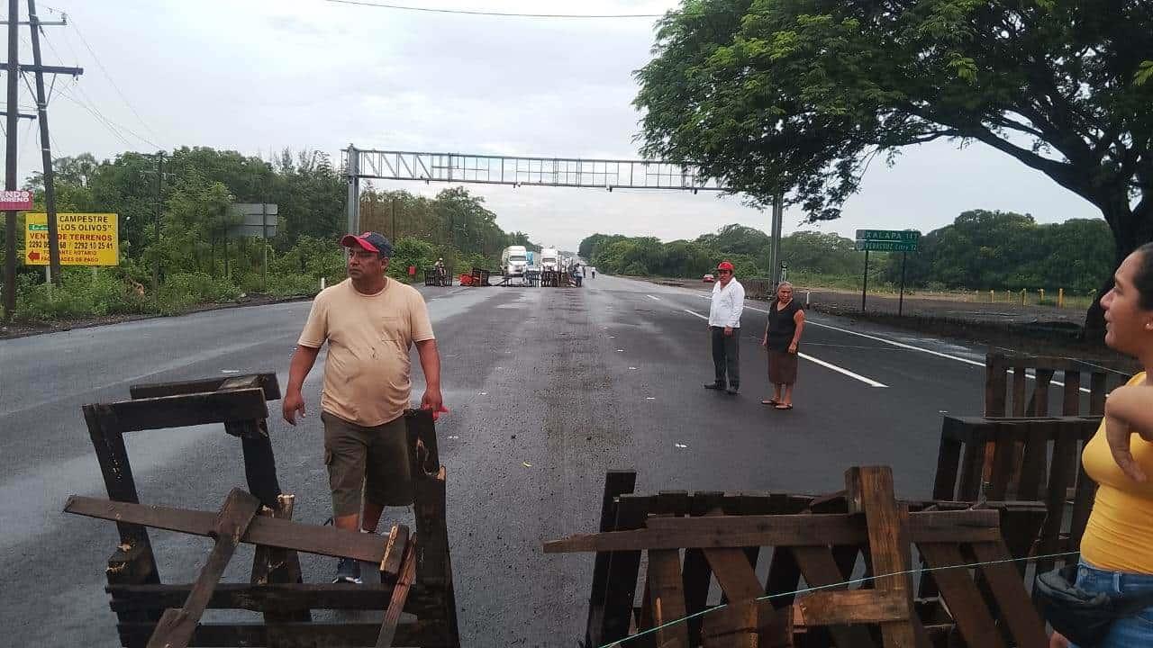 Bloquean crucero en carretera Santa Fe - Paso del Toro; manifestantes exigen topes