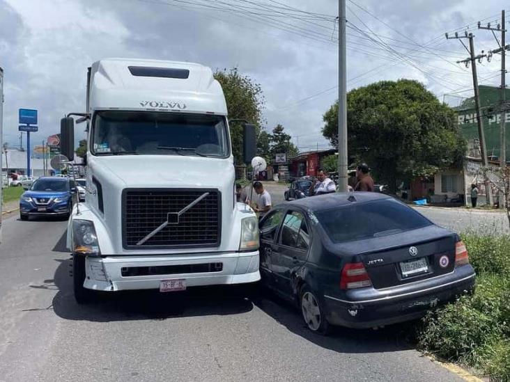 Chocan auto y tráiler en bulevar Xalapa-Banderilla