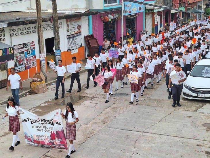 Marchan estudiantes en Texistepec para concientizar sobre violencia contra la mujer