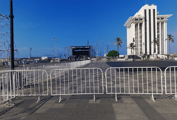 Carnaval Veracruz 2024: Instalan escenario para la coronación y conciertos en Macroplaza del Malecón