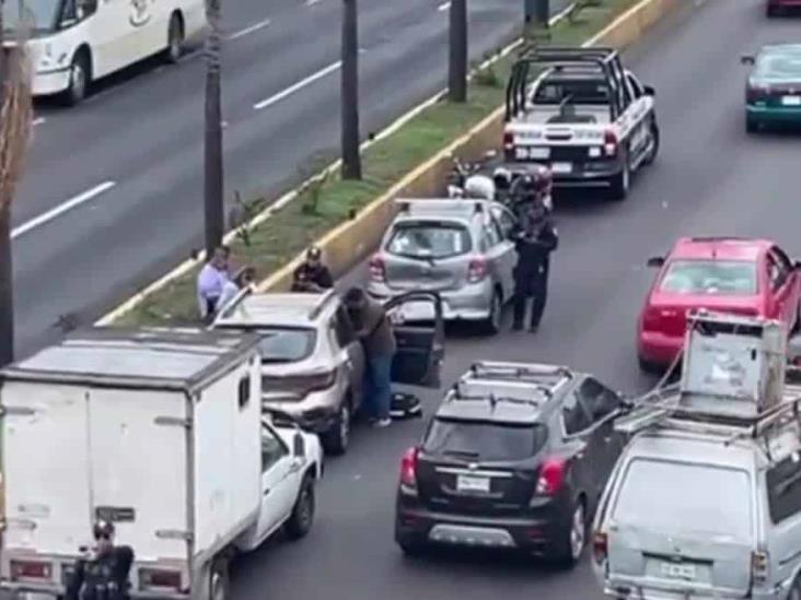 Chocan por alcance en avenida Lázaro Cárdenas, en Xalapa