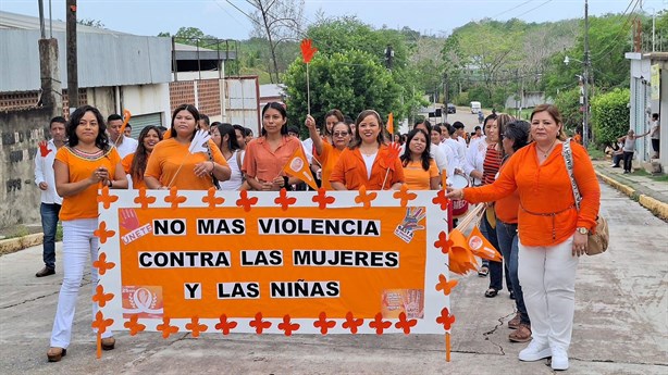 Marchan estudiantes en Texistepec para concientizar sobre violencia contra la mujer