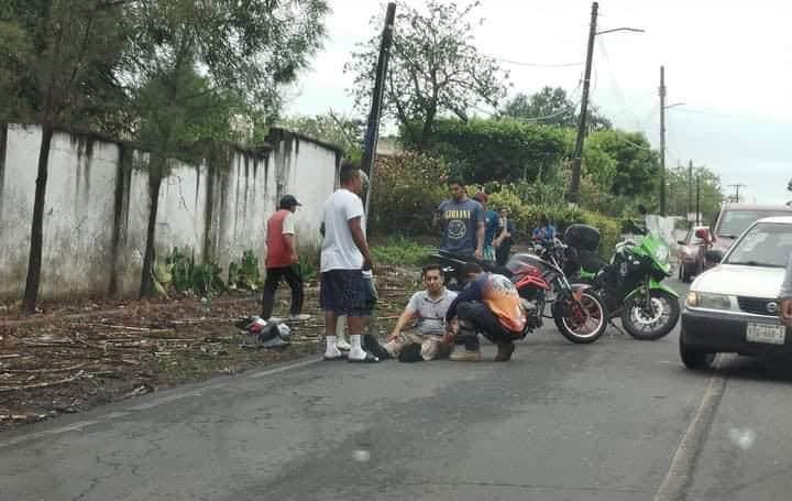 Motociclista se lesiona tras derrapar en calles de ciudad Cardel
