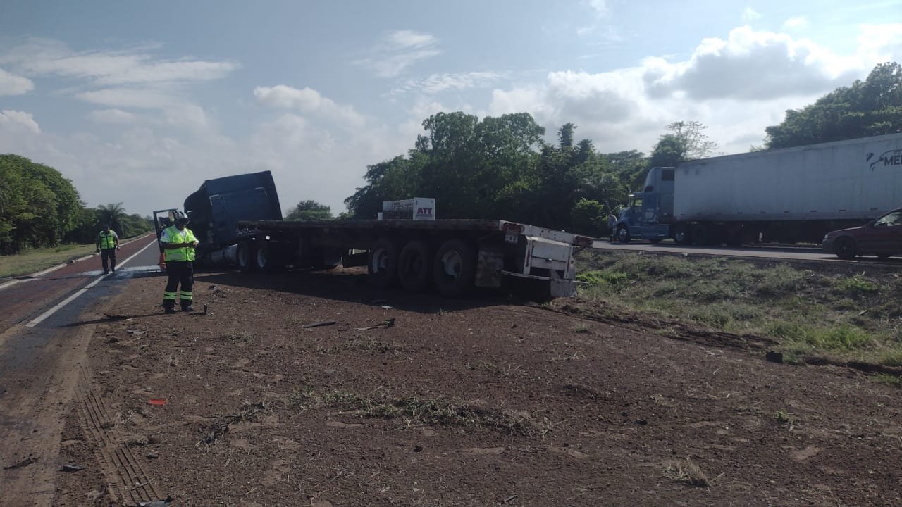 Accidente de tráiler provoca tráfico en la autopista Veracruz-Córdoba: No hubo heridos