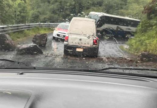 ¡Cuidado! Reportan caída de rocas en la carretera Misantla-Xalapa