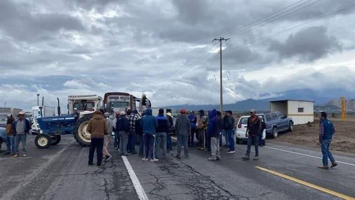 Pobladores de Totalco retienen a alcalde de Perote; exigen presencia de autoridades estatales
