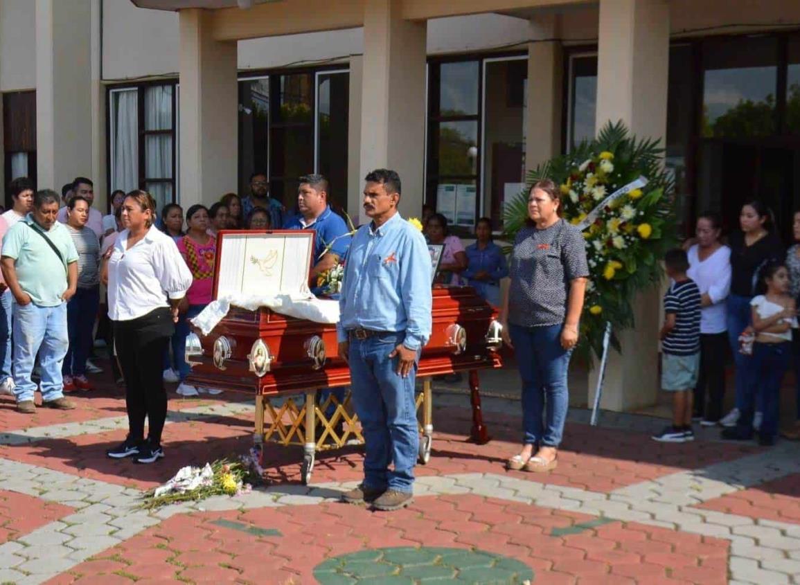Con homenaje en Palacio de Soconusco dan el último adiós a Silverio López Garduza  