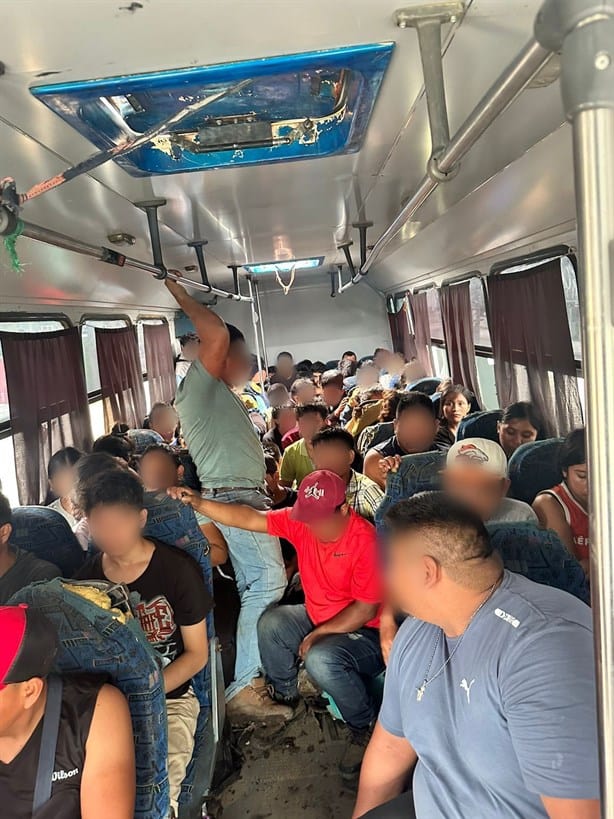 Rescatan a 67 migrantes en un autobús de pasajeros en carretera de Veracruz