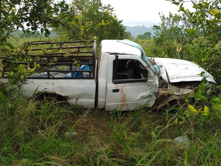 Camioneta sufre percance carretero en Misantla ¡y conductor desaparece!