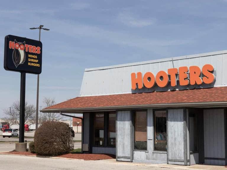 ¿Por qué Hooters está cerrando varias sucursales?