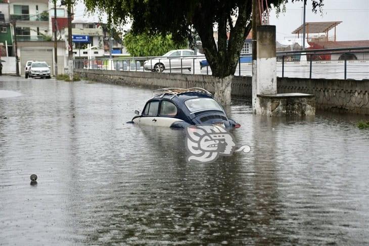 Aguacero en Xalapa deja calles y avenidas inundadas