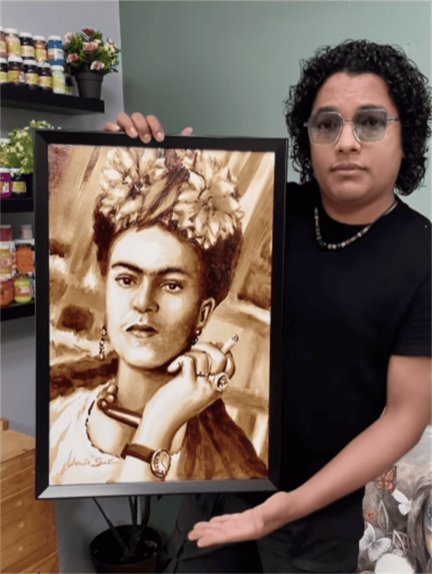 Jesús Nolasco, veracruzano pinta cuadro de Frida Kahlo con café soluble