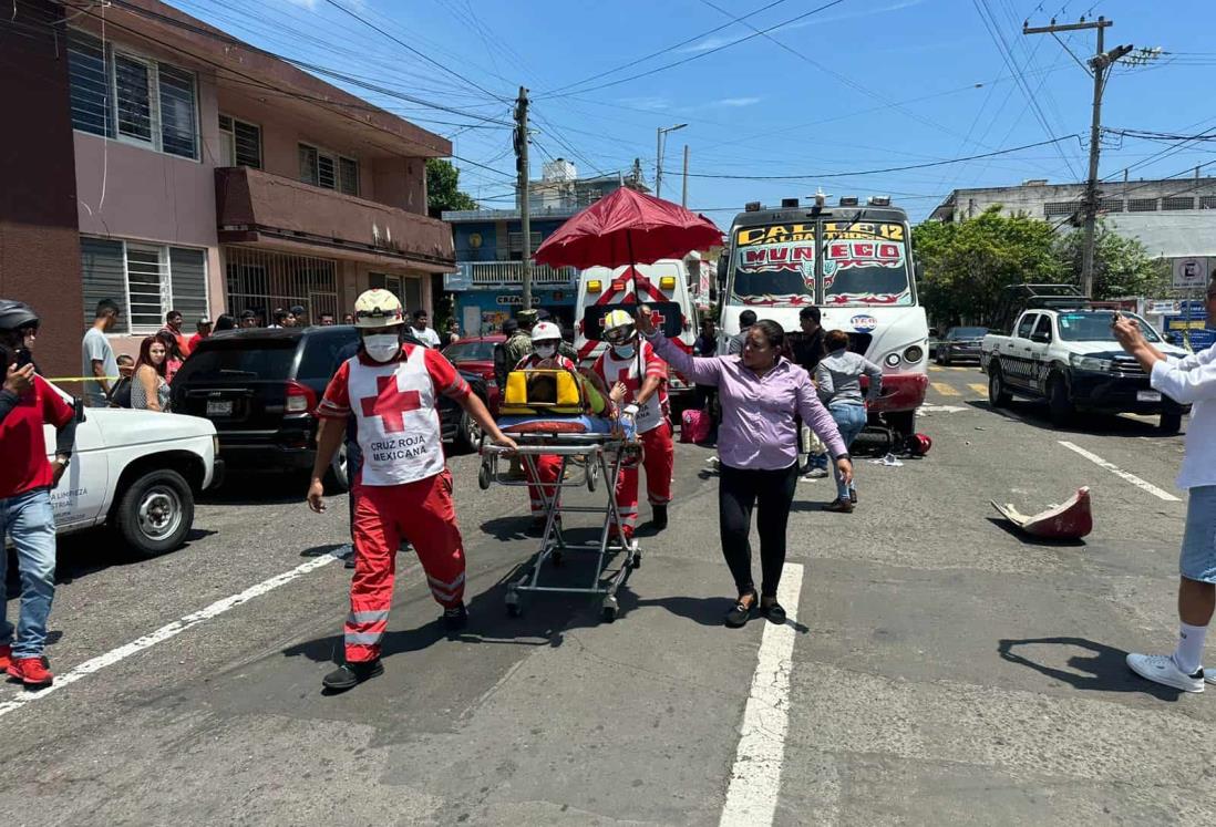 Camión urbano se mete en sentido contrario y choca contra motociclista en Veracruz