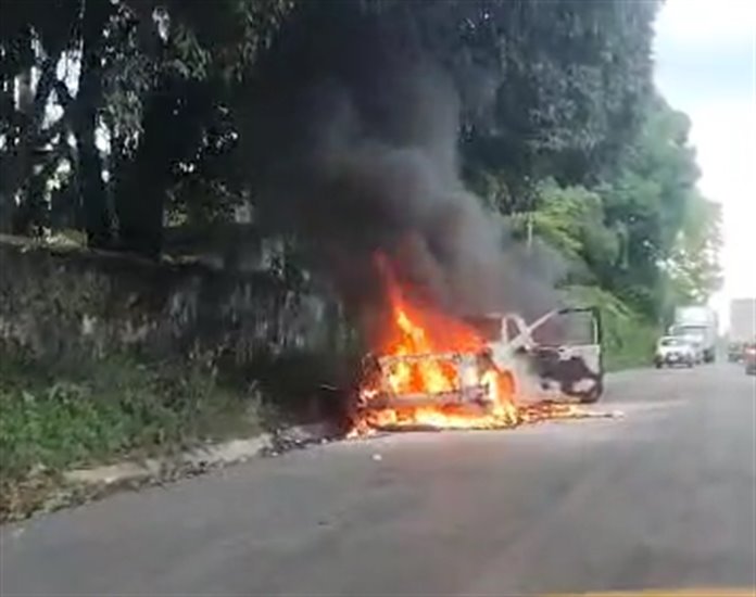 Camioneta se incendia sobre la carretera Paraje Nuevo- Potrero Nuevo (+Video)