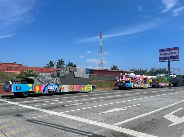Cierran un carril en bulevar de Boca del Río para acomodar carros alegóricos del Carnaval de Veracruz 2024 |VIDEO