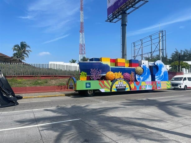 Cierran un carril en bulevar de Boca del Río para acomodar carros alegóricos del Carnaval de Veracruz 2024 |VIDEO