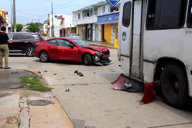 Fuerte choque entre automóvil y autobús urbano en Coatzacoalcos deja cuantiosos daños