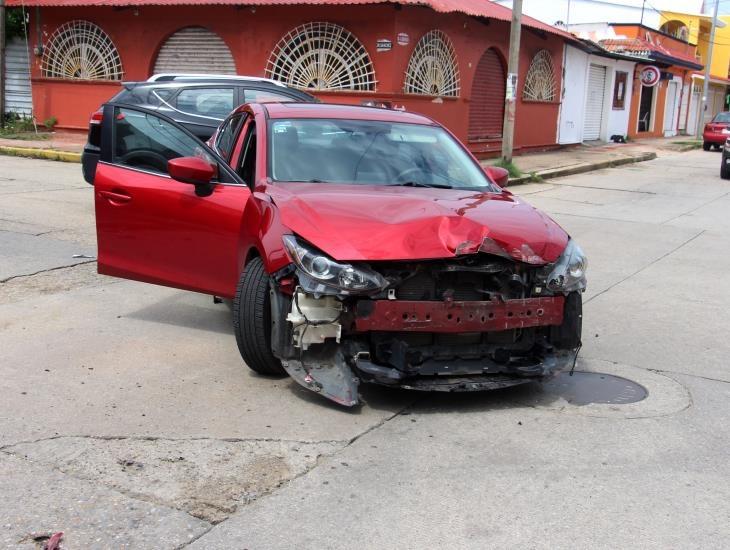 Fuerte choque entre automóvil y autobús urbano en Coatzacoalcos deja cuantiosos daños