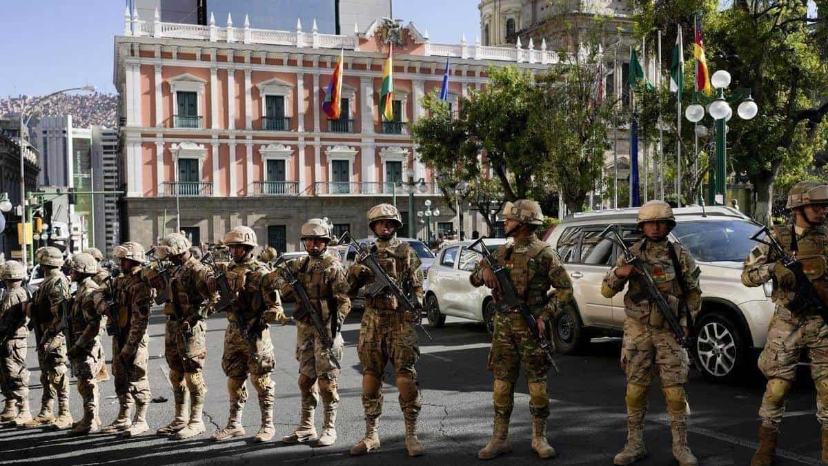 Denuncian movilización del Ejército en Bolivia; Evo Morales acusa que se trata de un golpe de Estado | VIDEO