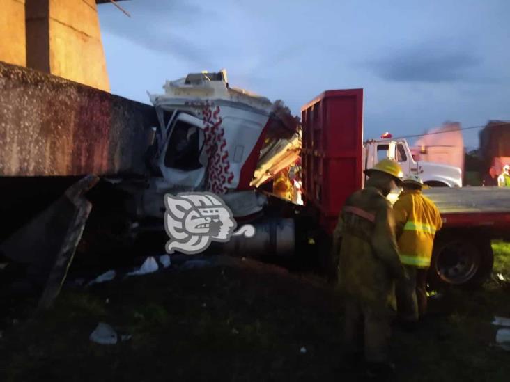 Choca tráiler con Obelisco Solidaridad en Amatlán; dos personas pierden la vida