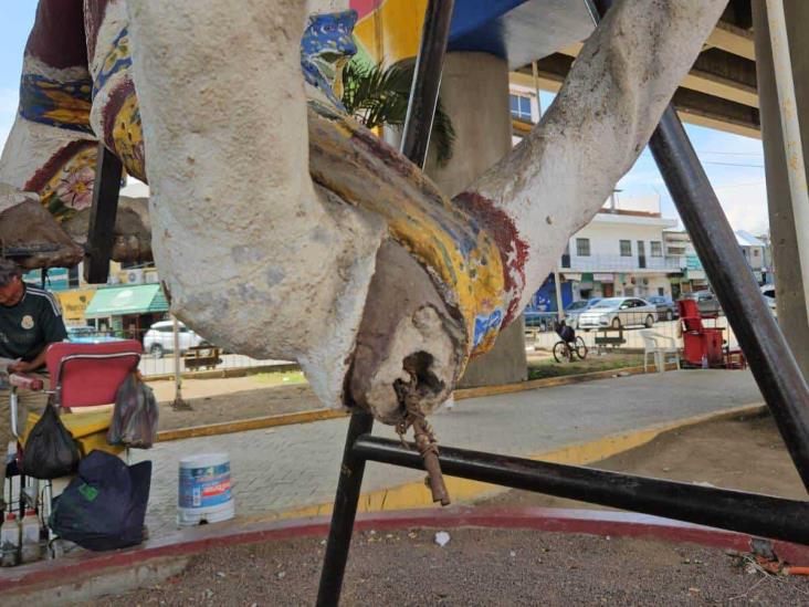 En Poza Rica, esculturas en Plaza Tajín se caen a pedazos