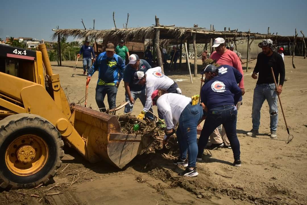 Limpian la Playa de Chachalacas tras temporal lluvioso