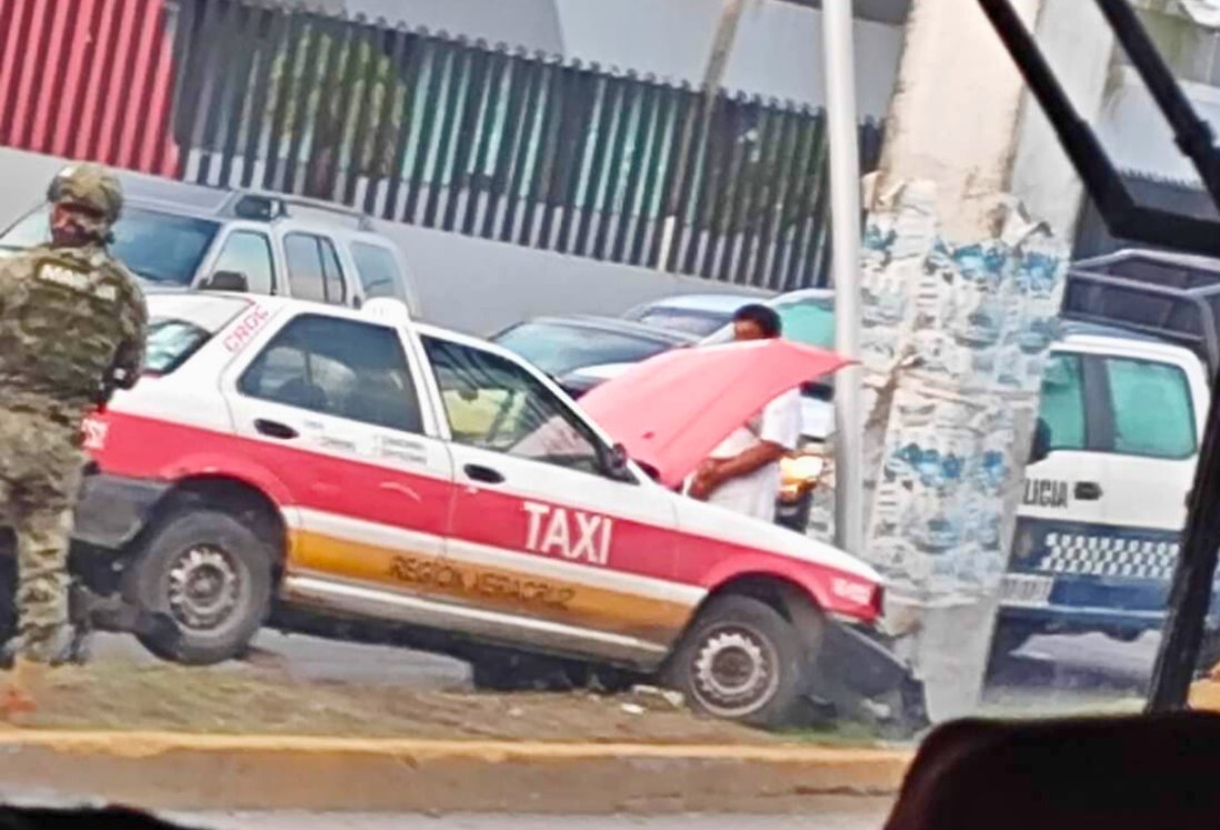 Taxi choca contra puente en Boca del Río al perder el control en curva