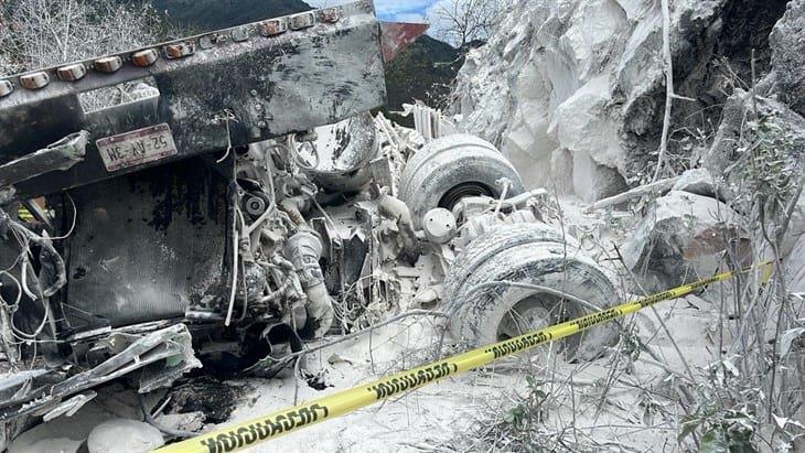 Fatal accidente de tráiler en Maltrata; conductor y copiloto fallecen prensados