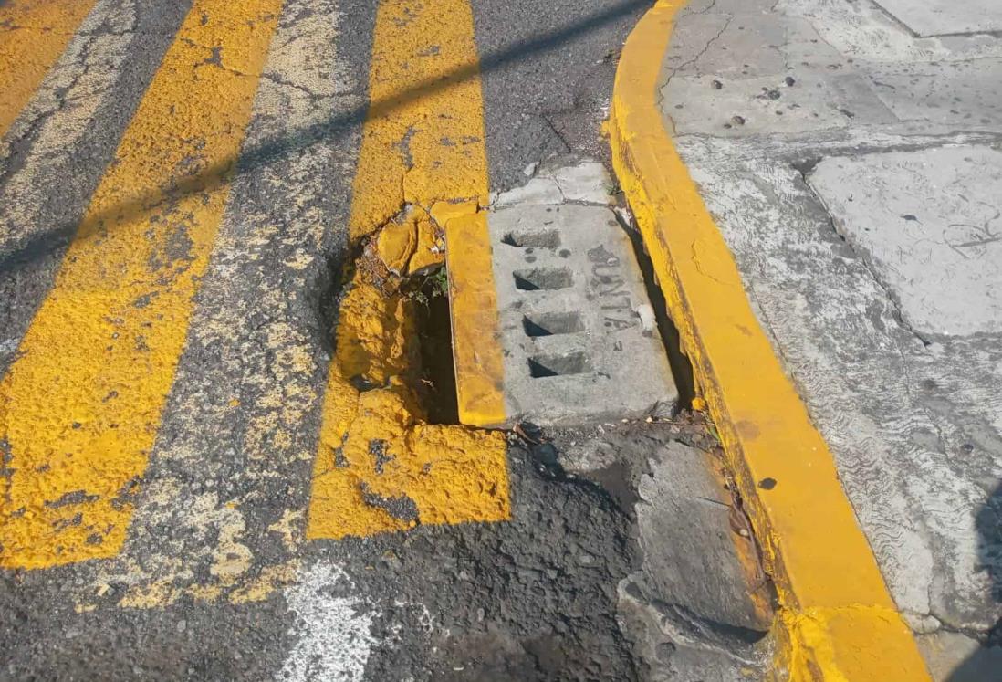 Alertan por alcantarillas en mal estado en céntricas calles de Veracruz