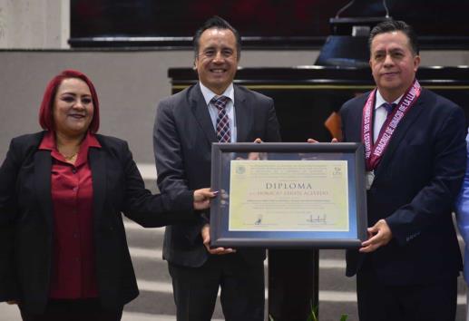 Insta Horacio Zárate a cambiar modelo de desarrollo en Veracruz; recibe medalla al Mérito Ambiental
