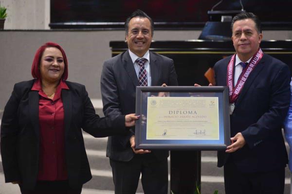 Insta Horacio Zárate a cambiar modelo de desarrollo en Veracruz; recibe medalla al Mérito Ambiental