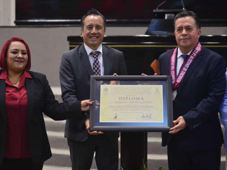 Insta Horacio Zárate a cambiar modelo de desarrollo en Veracruz; recibe medalla al Mérito Ambiental