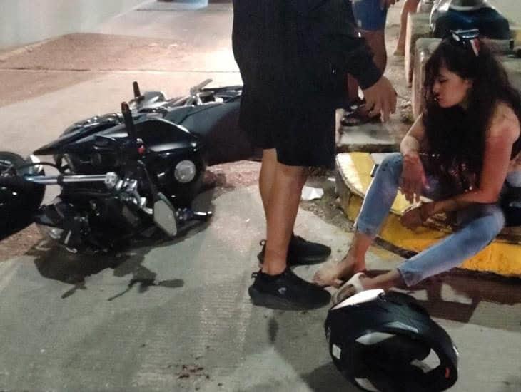Pareja de motociclista se impacta contra taxi en Minatitlán