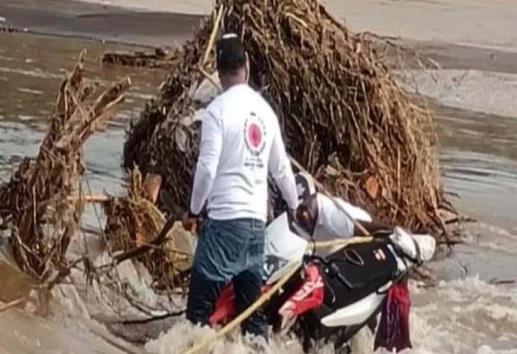 Motociclista intenta cruza el río Actopan y terminan rescatándolo