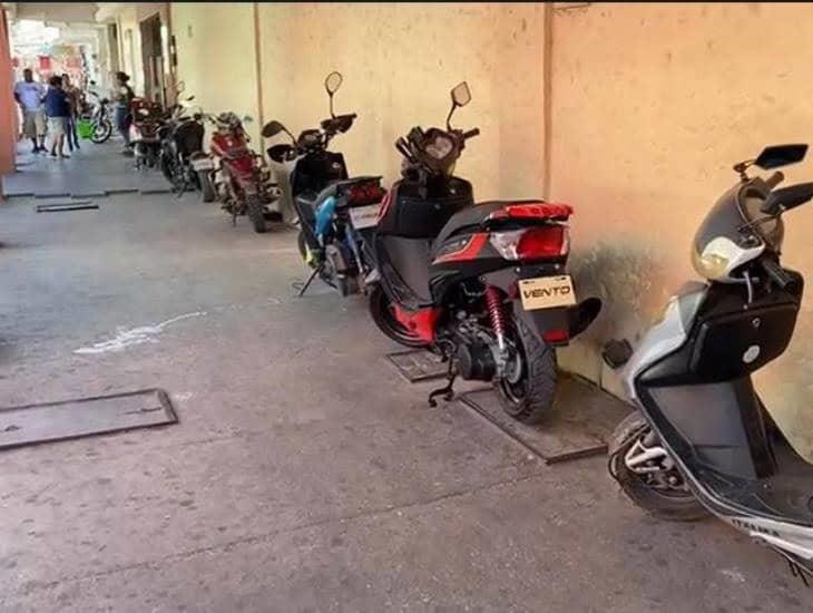 Colocan estacionamiento de motos gratis con video vigilancia en Acayucan | VIDEO