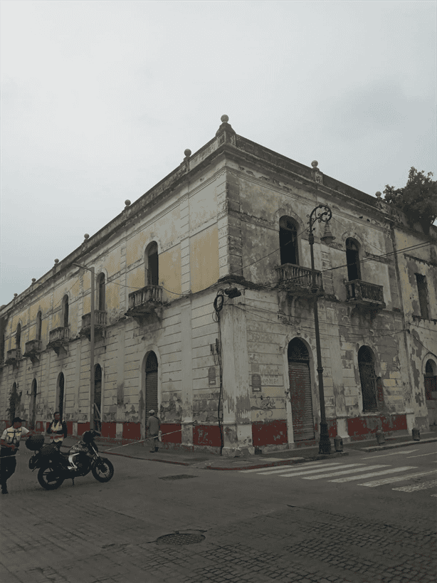 Denuncian abandono en edificio histórico del Centro de Veracruz
